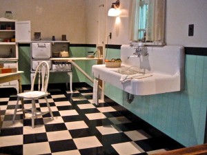 Prewar kitchen photo by Ellen M / Flickr